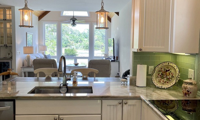 Deer Lake House | Fripp Island Elegance, Golf Cart incl., Quiet Tropical setting on the Water