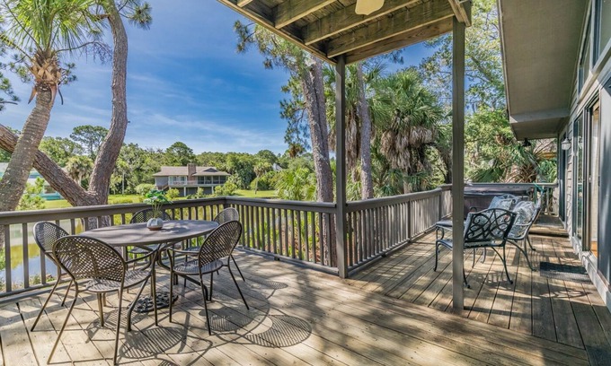 Deer Lake House | FRIPP ISLAND/Hot tub overlooking lake/Community Pool/6 Seater Golf Cart/Cards available-275 Deer Lake