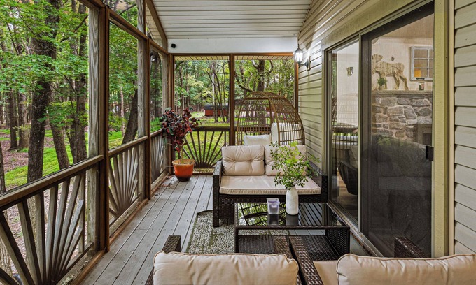 Briar Crest Woods House | Frolic on Fern by AvantStay | Enclosed Deck w/Forest Views, Bar