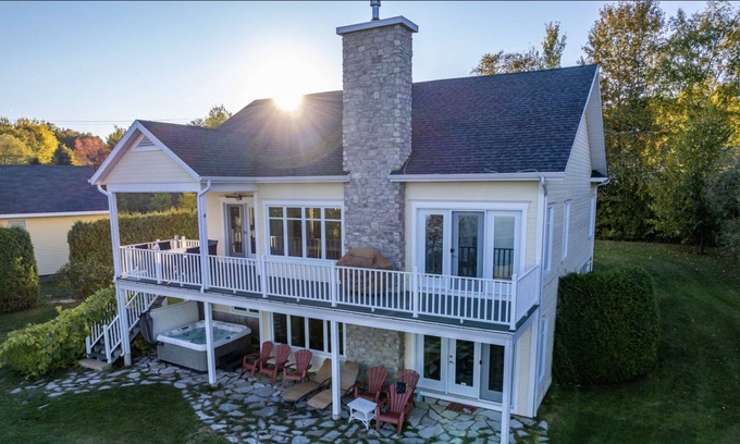 Cap-a-l'Aigle House | From La Grève - view of the river