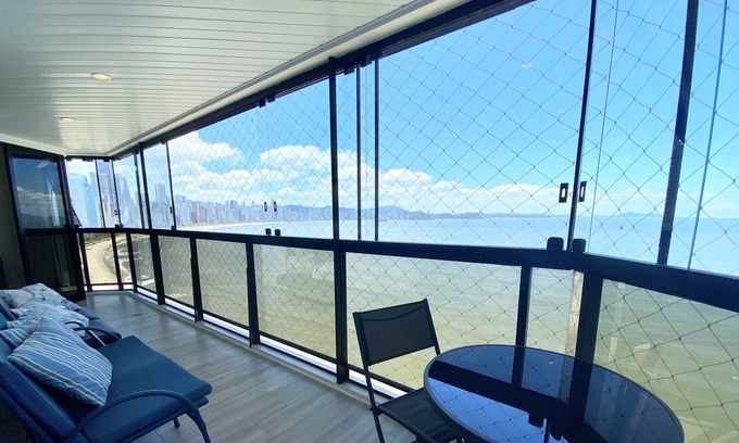 Centro Apartment | FRONT SEA !!! SACADA C / CHURRASQ; 4 ROOMS; 3 BATHROOMS; 2 VAGAS; AIR; WIFI