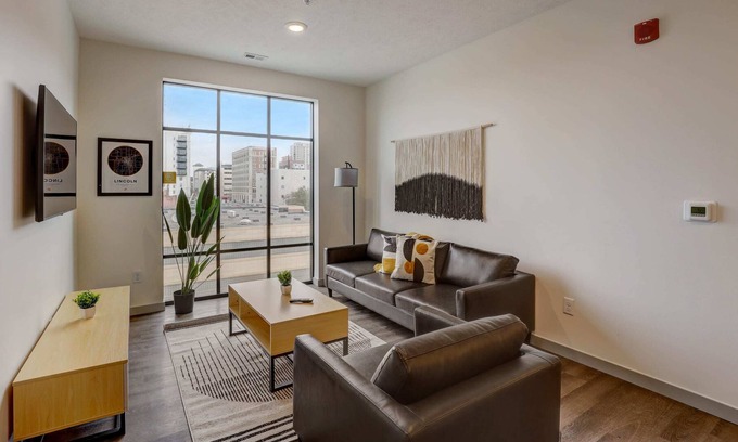 Downtown Lincoln Apartment | Frontdesk | 1 BR Apt by Schwartzkopf Park