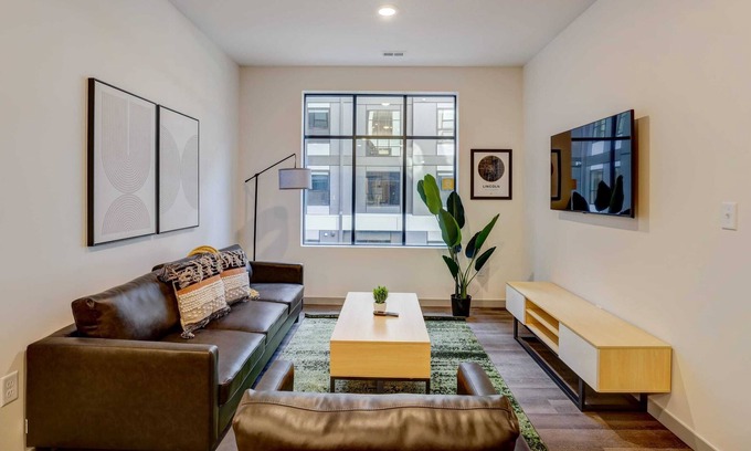 Downtown Lincoln Apartment | Frontdesk | 1 BR Apt by University of Nebraska