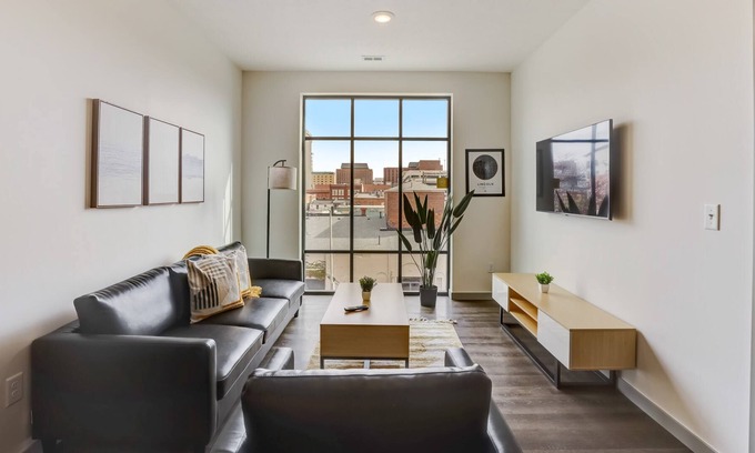 Downtown Lincoln Apartment | Frontdesk | 4 BR Apt near Pinewood Amphitheatre