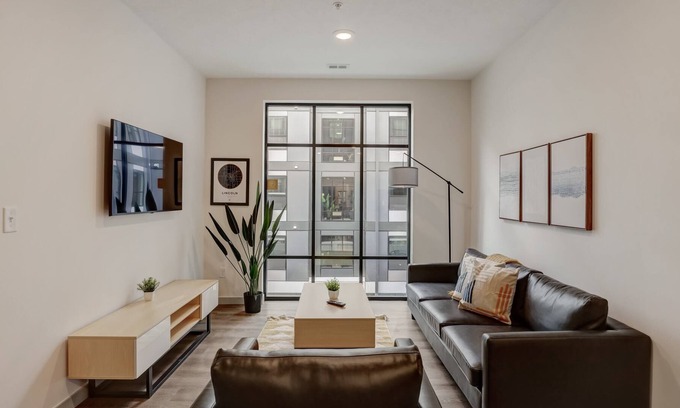 Downtown Lincoln Apartment | Frontdesk | 4 BR Apt near the Deer Springs Winery