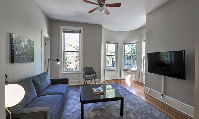 Wrightwood Neighbors Apartment | FRONTDESK Bright Open 3 BR Apt in West DePaul