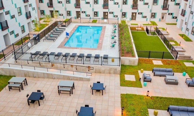 Downtown Des Moines Apartment | Frontdesk | Spacious and Updated 2 BR Apt