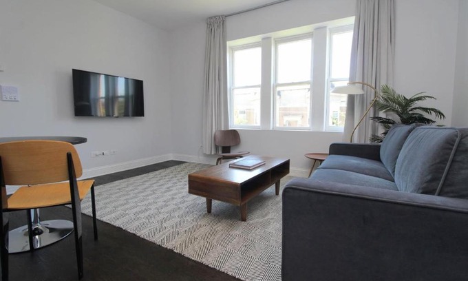 Ukrainian Village Apartment | FRONTDESK Updated 2 BR Apt with Full Kitchen