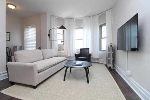 Pilsen Apartment | FRONTDESK Updated 2 BR Apt Near South Side