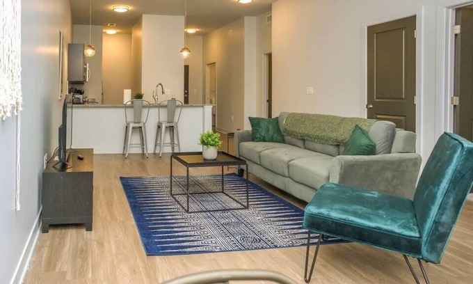 Downtown Des Moines Apartment | Frontdesk | Updated 2 BR with Parking