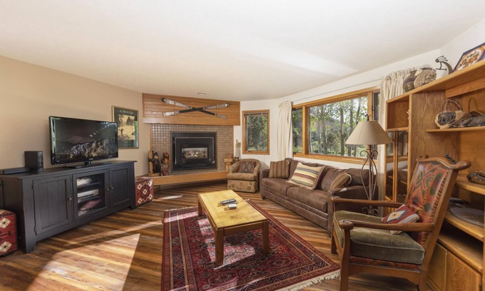 Mountain House Condo | Frostfire on the Beaver Ponds! Top Notch Unit, Walk To Slopes