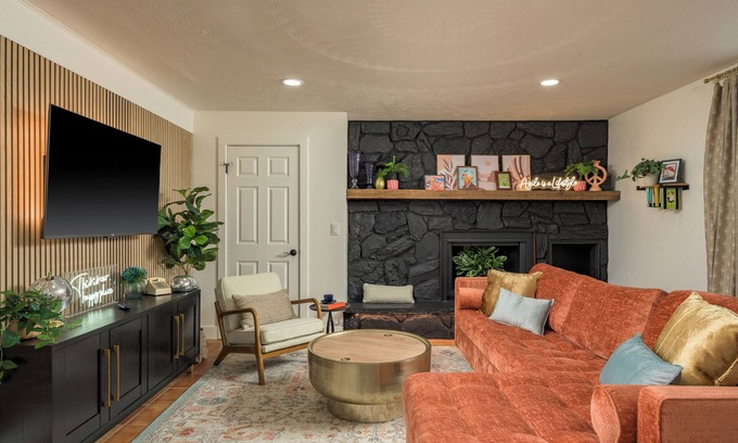 Regis Condo | ☀Full Amenities, Two King Beds each w/private ensuite bathroom, Centrally located☀