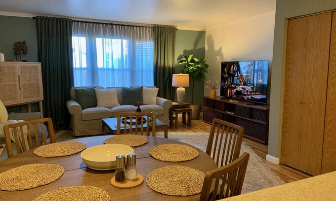 Midtown Sacramento Apartment | Full furnished 2 bedrooms townhouse apartment at midtown Sacramento, California.