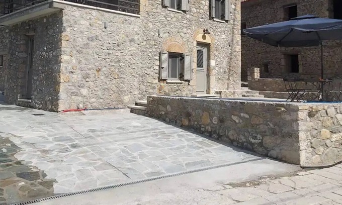 Zarouhla House | Full House - Aroania suites