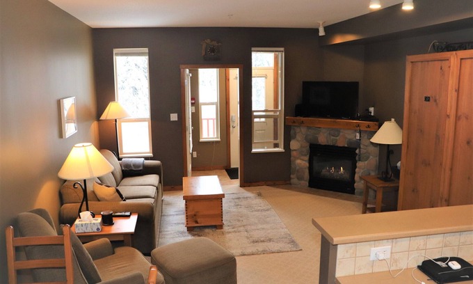 Silver Star Mountain Apartment | Fully Equipped Studio Right at Chairlift! An amazing Ski In/Out Location!