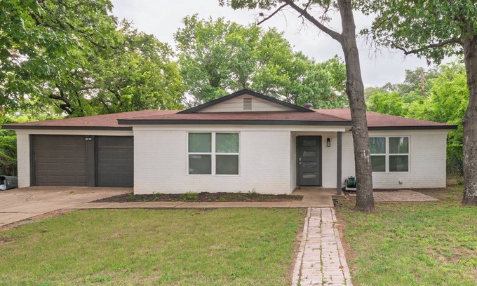 Lake Worth Cottage | Fully Equipped DFW Retreat · Walk to Lake & Dining