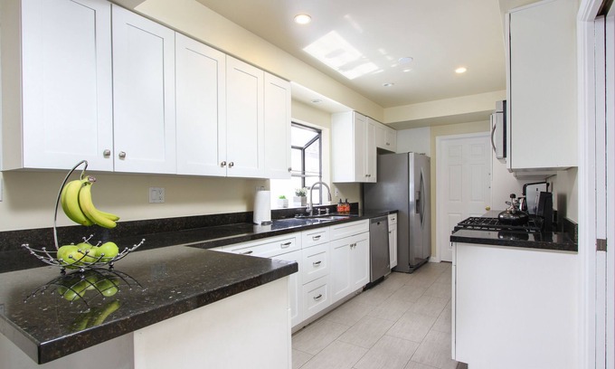 Chatsworth House | Fully furnished, 2050 Sq foot 4 bedroom, dining, large living room,den&Jacuzzi