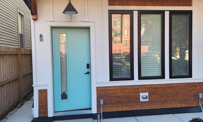 Woodlawn Apartment | Fully furnished, modern short-term stay home near Obama Presidential Library.
