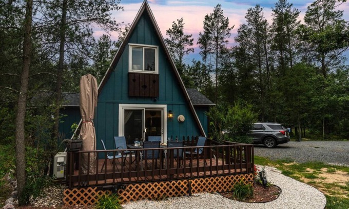 Friendship Cabin | Fully Loaded Cabin, Coffee Bar, NEW Hot Tub, Epic Firepit, Close to the Dells