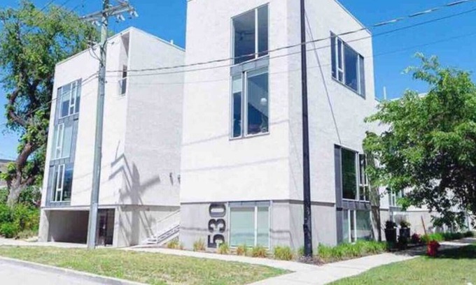 Winnipeg Condo | Fully private townhouse free parking and private rooftop. Pet friendly