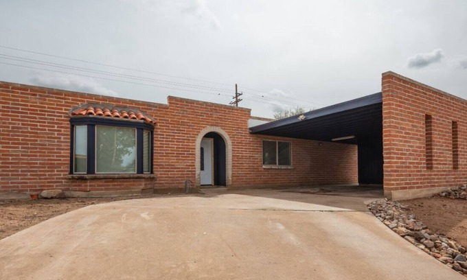 Tucson House | Fully Remodeled Rolling Hills Haus, Spacious 4-bed house on East side Tucson