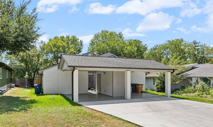 Parker Lane House | Fully renovated 2-bedroom house with spacious cover patio in Downtown Austin