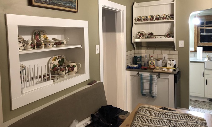 Gorge -Tillicum Area Cottage | Fully renovated city cottage