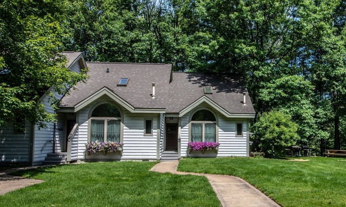 Canadian Lakes Condo | Fully Renovated Condo - Sleeps 9!