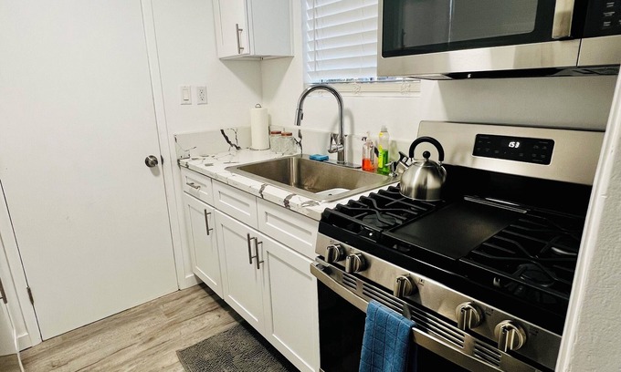 Downtown Los Angeles Apartment | Fully renovated Large Studio apartment in west Adams with a full kitchen