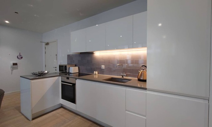 Docklands Apartment | Fully Serviced One Bed Apartment in RW