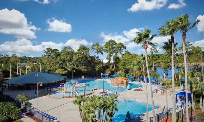 Lake Buena Vista Hotel | Fun-Filled Oasis near Disney Springs: Pools, Dining, Shuttle
