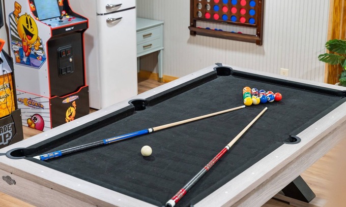 Laurelville Cabin | Fun Luxury Lodge Sleeping 25: Hot Tub, 16 Acres