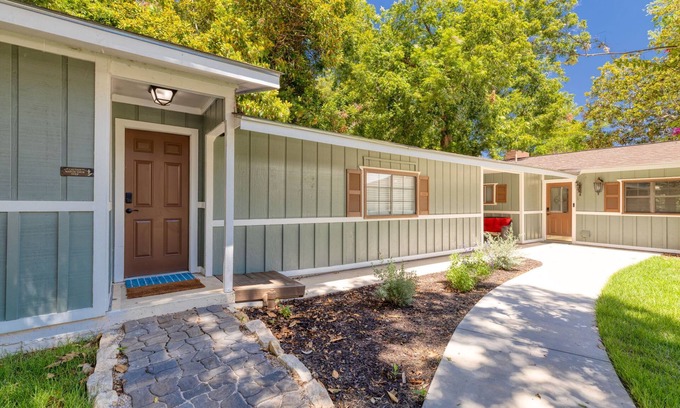 McQueeney House | Fun/Relaxing Lake House right on the water in Lake McQueeney!