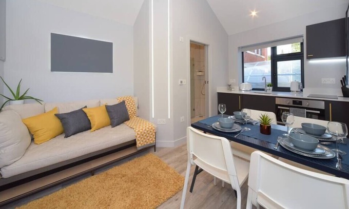 Canford Cliffs Apartment | ⭐⭐⭐⭐⭐ Funky Microhouse, near BEACH WIFI & Netflix