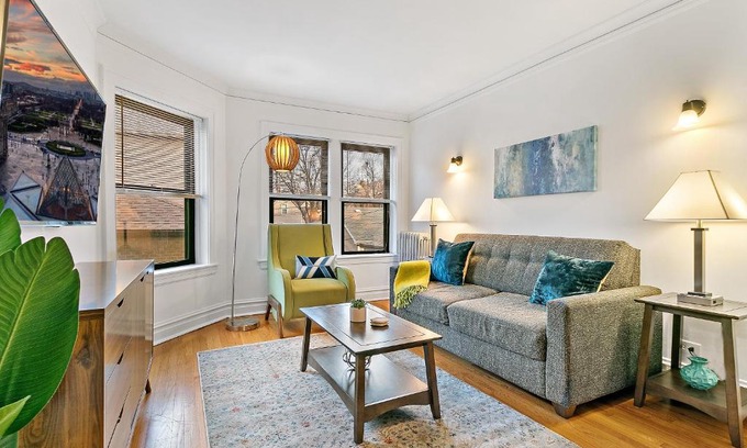 North Center Apartment | Furnished 1BR Apt with Natural Light & King Beds - Larchmont ALL REP