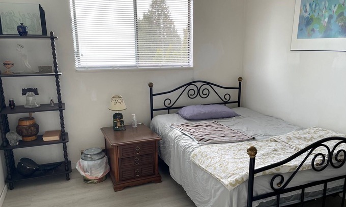 Gibsons House | Furnished 3 bedrooms and 1.5 bathroom upstairs suite