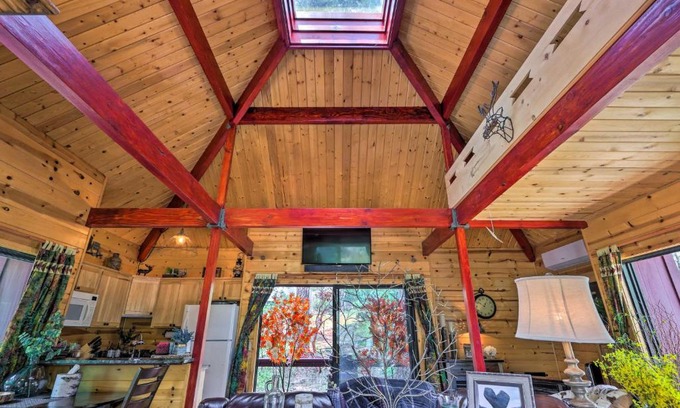 Strawberry House | Furnished Deck Romantic StrawberryandPine Studio!