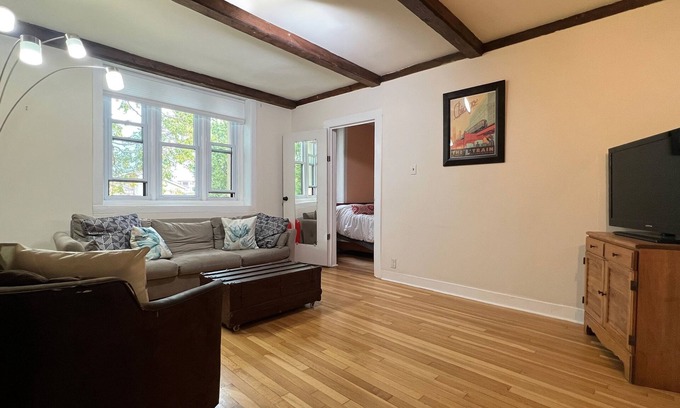 Sheffield and DePaul Apartment | Furnished Holiday 2/1 Lincoln Park Chicago - Red Line/Fullerton L 1 Block