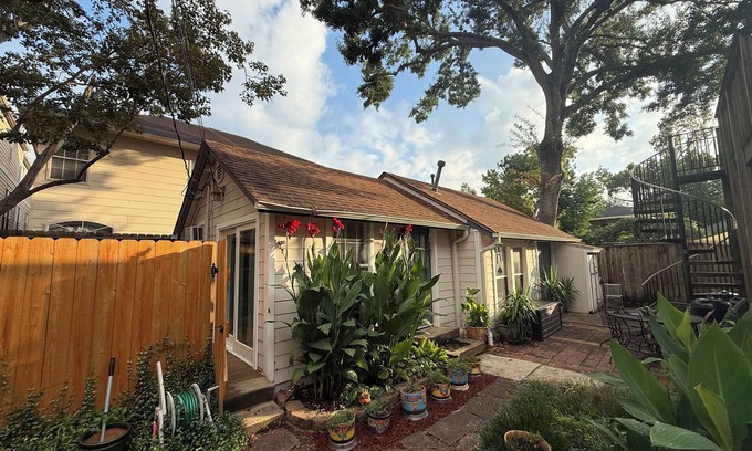 Hyde Park Cottage | Furnished, stand-alone guest house with private deck, Montrose