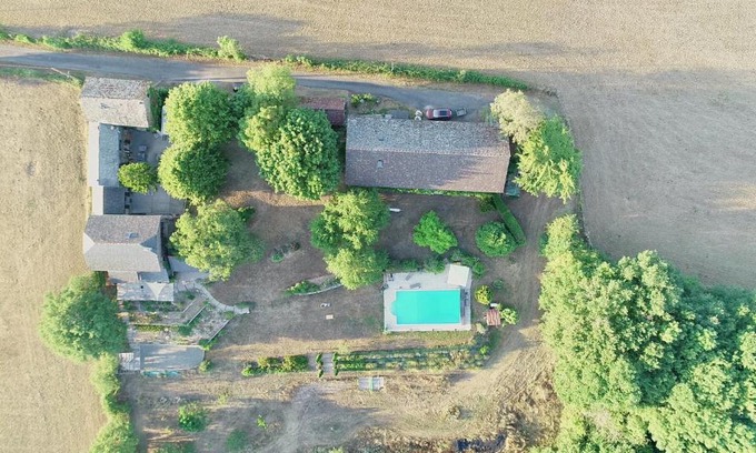 Crespin House | Gîte 'à la campagne' met gedeeld zwembad.