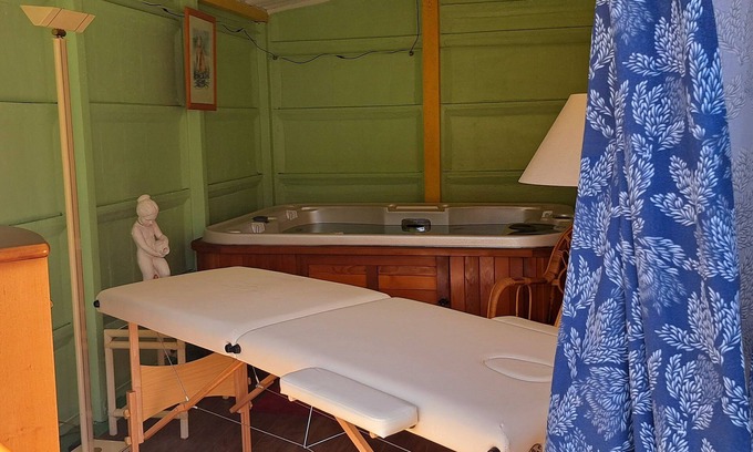 Mohon Cottage | Gîte* 13 beds, sleeps 20, Jacuzzi, Swimming pool, Billiards, Games tent, Park *.