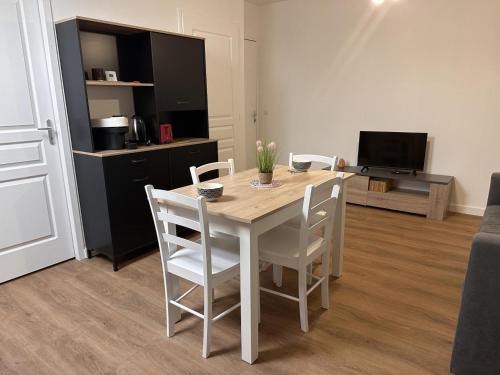 Saint-Bonnet-de-Four House | Gîte Authentique à la Ferme avec Wifi et Animaux Admis - FR-1-489-561