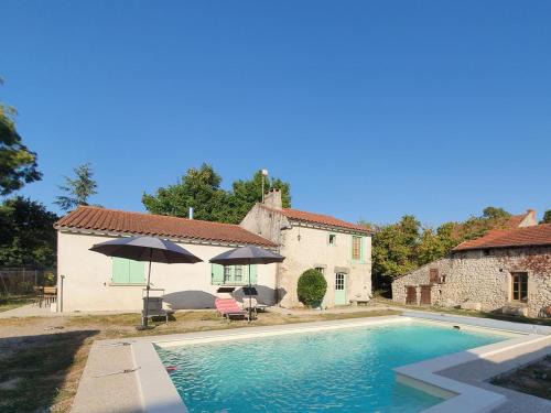 Charroux House | Gîte charmant à Charroux avec piscine et terrasse privative - FR-1-489-394