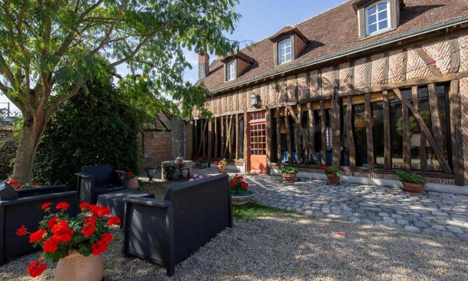 Bellegarde-du-Loiret House | Gîte de charme avec cour et jardin, proche château, cheminée, ping-pong, draps inclus - FR-1-590-2