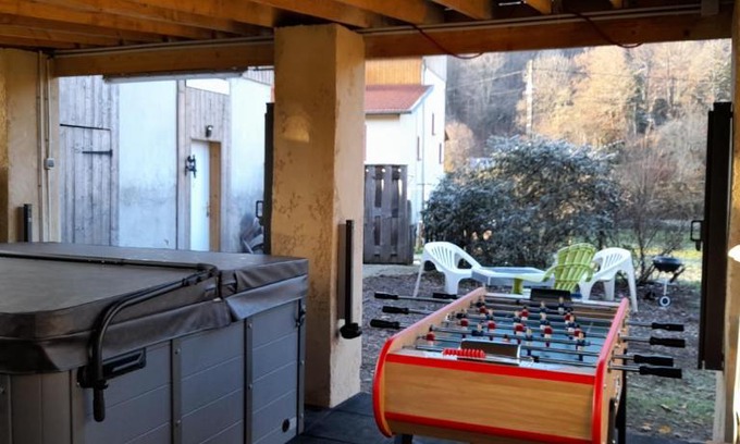 Belonchamp House | Gîte de charme avec jacuzzi étang babyfoot et rivière