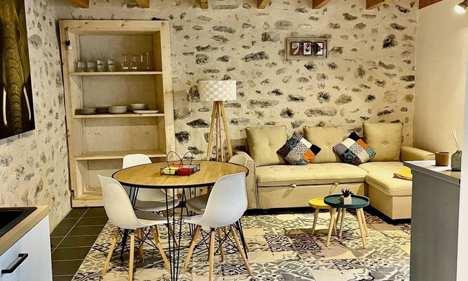 Alba-la-Romaine Apartment | Gîte de Standing 2/4p au Coeur du Village Classé D'alba LA Romaine