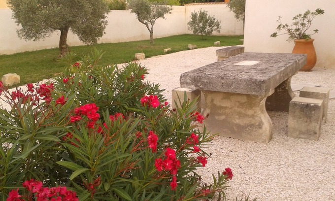 Arles Cottage | Gîte du Petit Mandon-Arles-Crau-Camargue: a house for 2/3 people with spa
