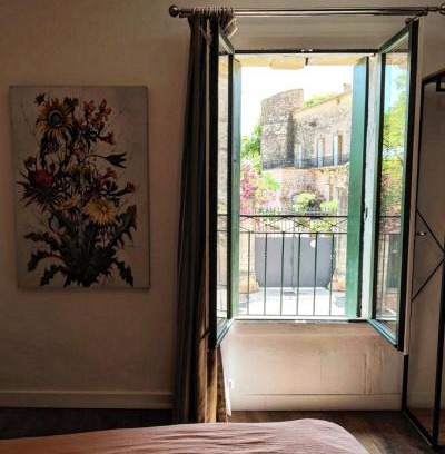 Nizas Bed & Breakfast | Gîte en face du Château de NIZAS, 4 chambres d'hôtes et 1 appartement familial avec 2 chambres