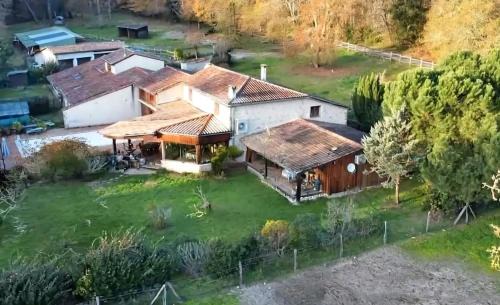 Ambrus House | Gîte familial calme avec piscine, vue sur les chevaux