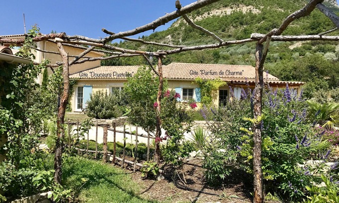 Saint-Ferreol-Trente-Pas House | Gîte "pastel sweetness"